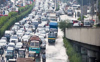 کراچی،نیپا فلائی اوورکے قریب سیوریج لائن پھٹنے سے ٹریفک روانی متاثر