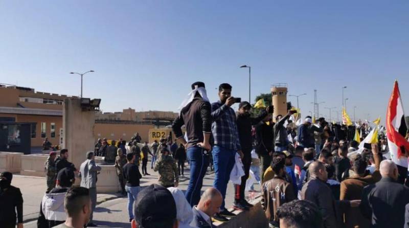 عراق: مظاہرین کا امریکا کے سفارت خانے پر دھاوا