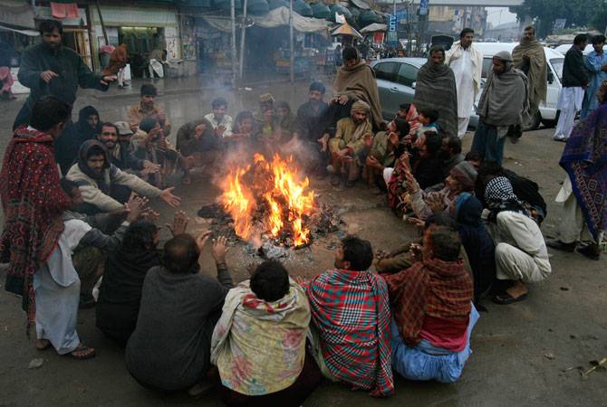  سکھر سمیت بالائی سندھ میں سردی کی شدید لہر، معمولات زندگی متاثر 