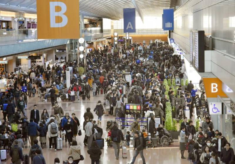 جاپان میں سال نو کی تعطیلات سے ہوائی اڈوں اور ریلوے سٹیشنوں پر لوگوں کا رش