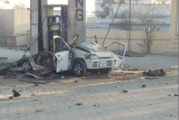 پشاور: سی این جی سٹیشن میں فلنگ کے دوران دھماکا، 1 خاتون جاں بحق، 3 افراد زخمی