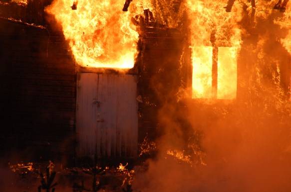 گجرات: گھر میں آگ لگنے سے ایک ہی خاندان کے 6 افراد جھلس کر جاں بحق