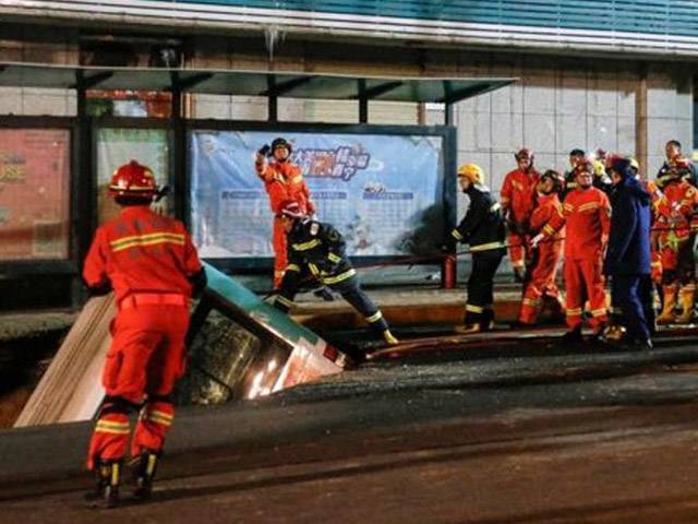 چین: سڑک پراچانک گڑھا پڑ نے سے ایک مسافر بس اندر دھنس گئی، 6افراد ہلاک،16زخمی