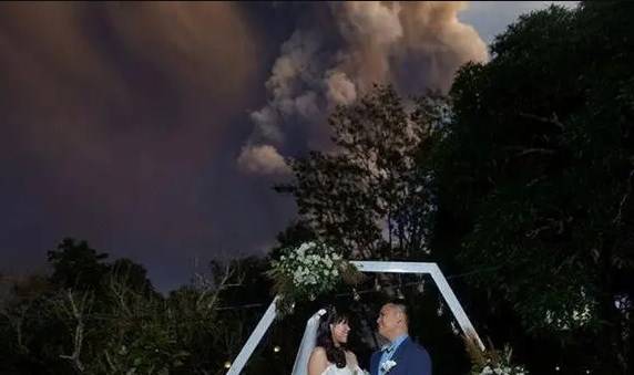 فلپائن : آتش فشاں کے دھوئیں کے سائے میں شادی کی انوکھی تقریب