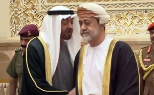 عمان کے نئے سلطان کا ابو ظہبی کے حکمران سے ہاتھ ملانے سے گریز