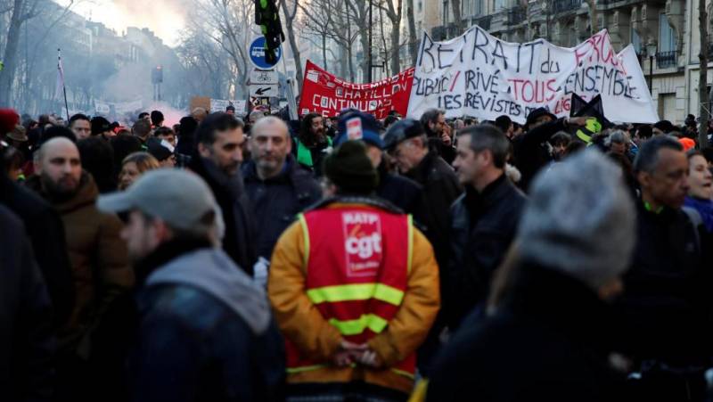 فرانس، پنشن سسٹم میں اصلاحات کے خلاف احتجاجی مظاہروں سے ایک ارب یوروکا نقصان