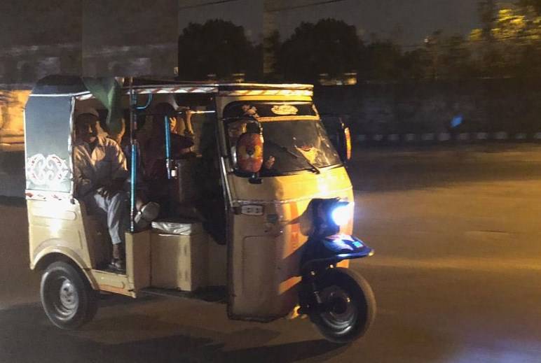 کراچی:شاہ فیصل کالونی میں رکشہ چوری کی فوٹیج سامنے آگئی