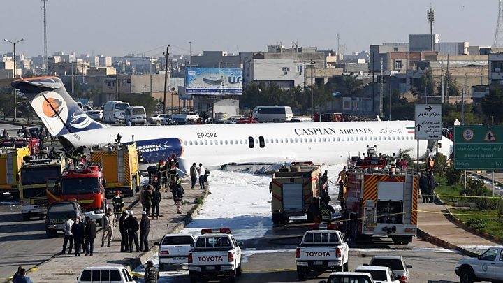ایران:پائلٹ نے مسافر طیارے کو سڑک پر اتار دیا