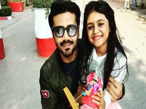 اداکار علی عباس کی بیٹی نے اپنے 13 انچ لمبے بال کینسر میں مبتلا مریضوں کےلئے عطیہ کردئیے 