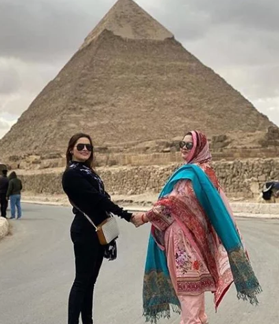 منال خان چھٹیاں گزارنے کے لیے اپنی والدہ کے ہمراہ مصر چلی گئیں