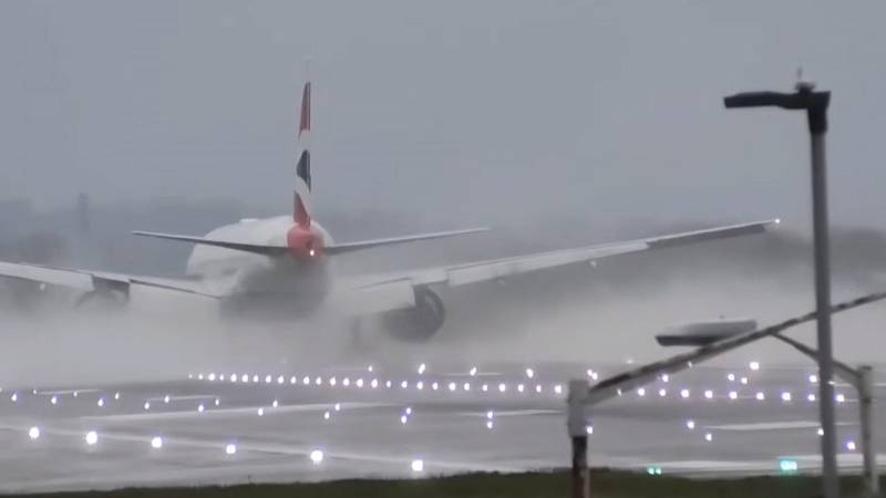 برطانیہ میں پھر طوفان اور بارش، طیاروں کی لینڈنگ مشکل