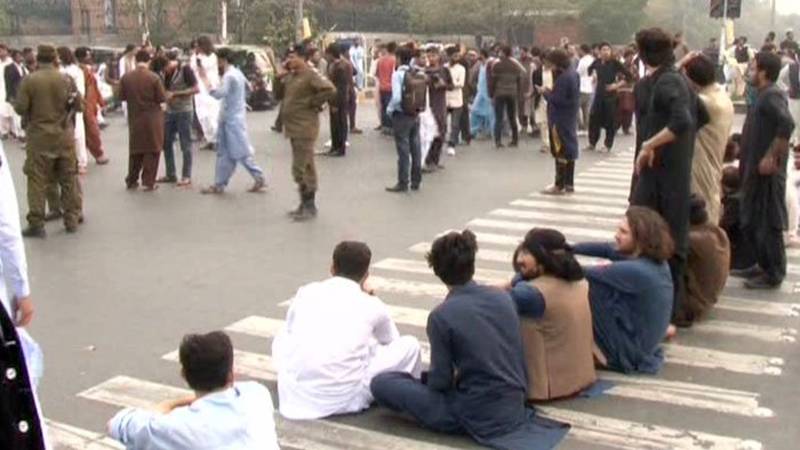 لاہور: : پنجاب یونیورسٹی میں دو گروپوں کے درمیان جھگڑا، کئی طلبا اور گارڈز زخمی