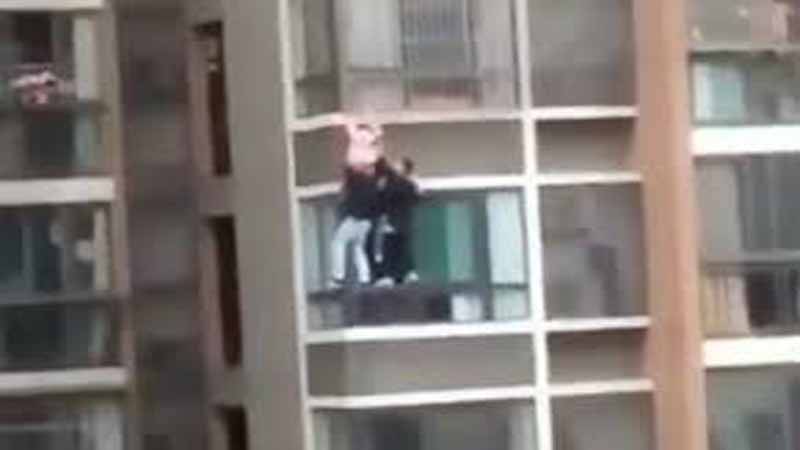 چین: پانچویں منزل کی کھڑکی میں پھنسی بچی کی جان بچالی گئی
