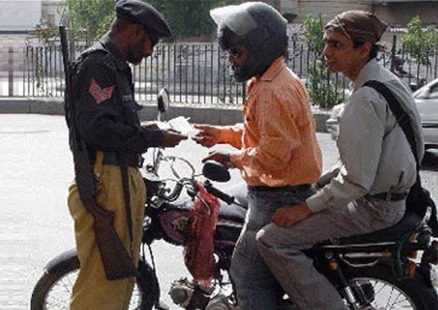 کراچی:موٹرسائیکل کی ڈبل سواری پر 15 دن کے لیے پابندی عائد