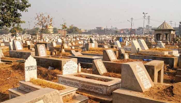 کراچی: کورونا سے جاں بحق افراد کی تدفین کے لیے 5 قبرستان مختص