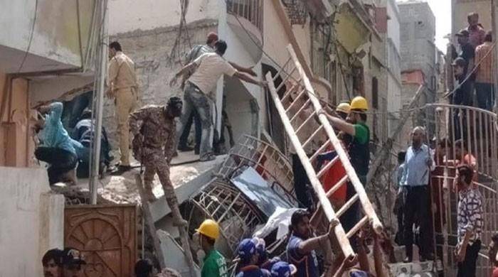 کراچی، گلبہار کی ایک اور عمارت جھک گئی
