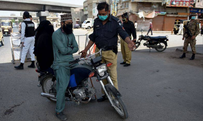 کراچی: موٹرسائیکل کی ڈبل سواری پر عائد پابندی کی خلاف ورزی پر 291 افراد گرفتار