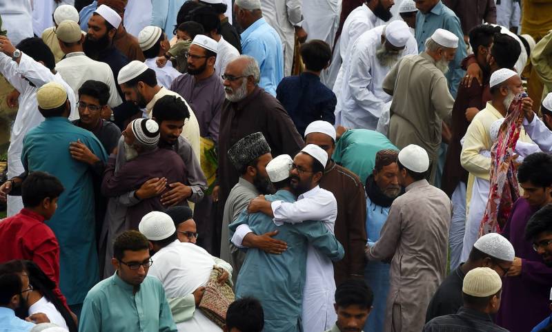 سندھ حکومت نے گلے مل کر عید کی مبارکباد دینے پر پابندی عائد کر دی