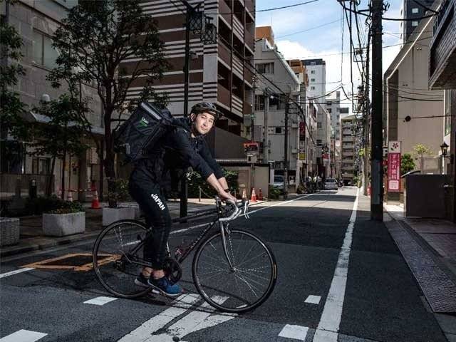 جاپان کے ٹاپ شمشیر زن گھروں پر کھانا فراہم کرنے لگے