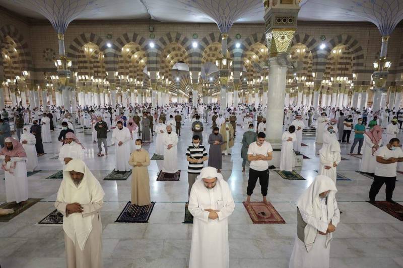 مسجد نبویﷺ کو عام شہریوں کیلئے کھول دیا گیا، احتیاطی تدابیر کے ساتھ نماز فجر ادا