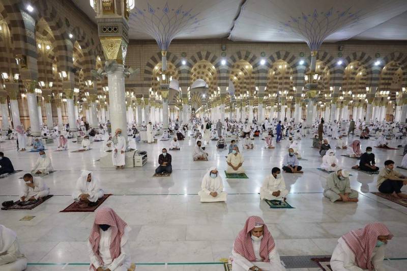 مسجد نبویﷺ کو عام شہریوں کیلئے کھول دیا گیا، احتیاطی تدابیر کے ساتھ نماز فجر ادا