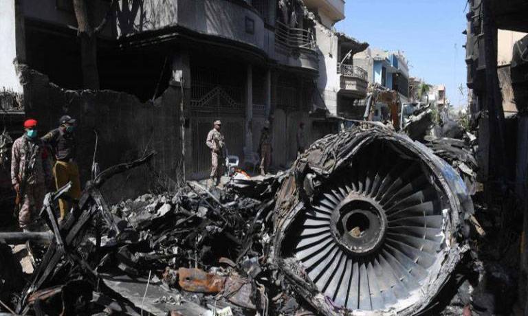 کراچی: طیارے کا ملبہ ہٹانے کا کام جاری، فرانسیسی ٹیم آج تحقیقاتی عمل مکمل کرے گی