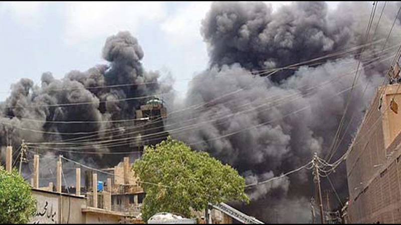 کراچی : فیکٹری میں خوفناک آتشزدگی، شہر کی تمام فائربریگیڈ گاڑیاں طلب