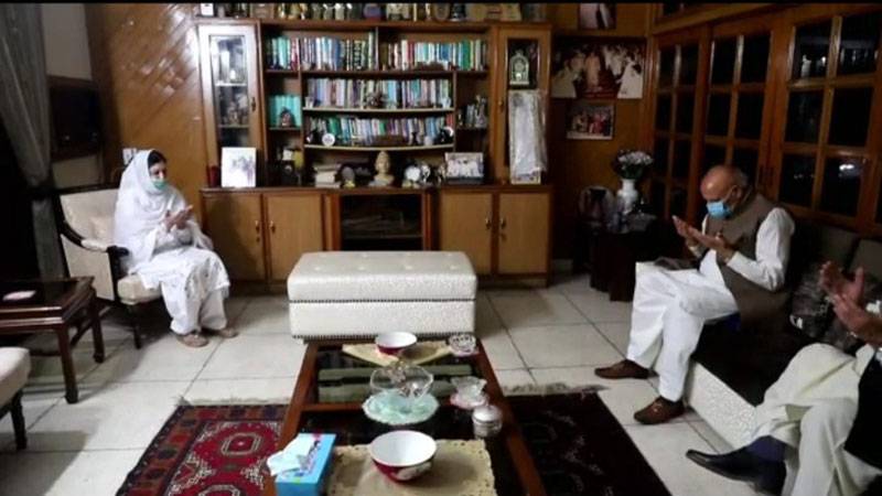 گورنر پنجاب چوہدری محمد سرور نے طارق عزیز مرحوم کے گھر پر ان کی اہلیہ سے اظہار تعزیت اور فاتحہ خوانی کی