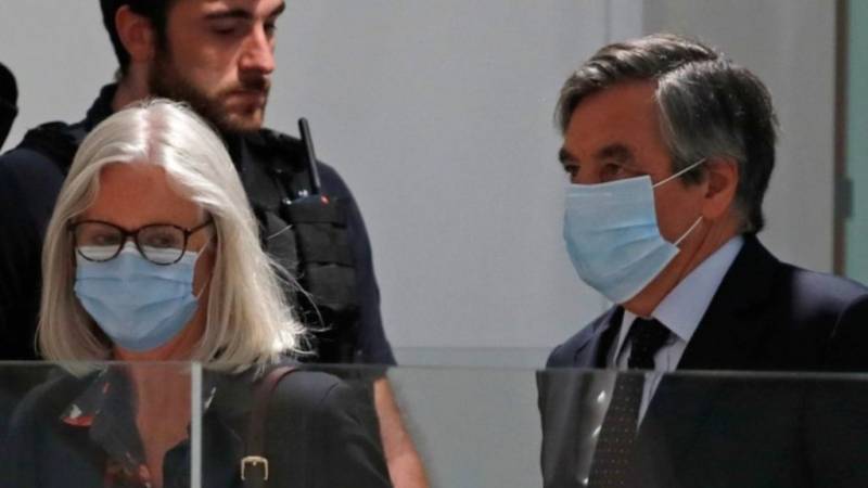 اہلیہ کو جعلی ملازمت دینے کے الزام میں سابق فرانسیسی وزیراعظم کو پانچ سال قید
