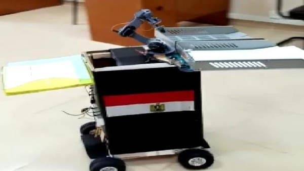 مصری یونیورسٹی میں امتحان کے دوران طلبا میں روبوٹ کے ذریعے سوالیہ پرچہ تقسیم