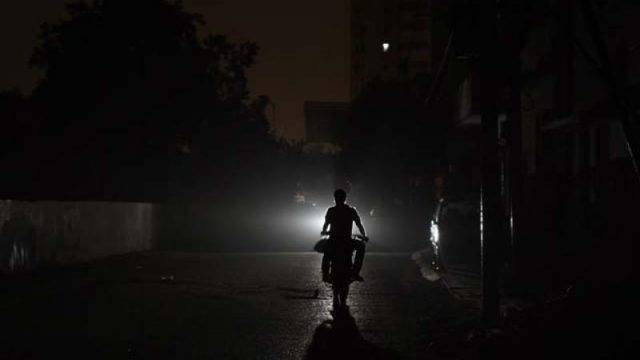کراچی: بارش کے بعد معطل بجلی اب تک بحال نہ ہوئی