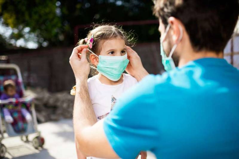 کیا کمسن بچوں کو ماسک پہنانا نقصان دہ؟ سعودی وزارت صحت نے وارننگ جاری کردی