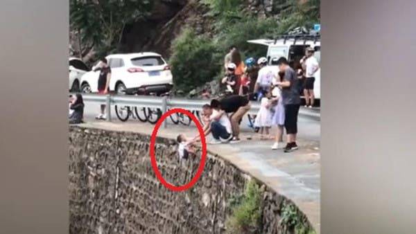 تصویر کا جنون، چینی شخص نے کم سن بیٹے کی زندگی خطرے میں ڈال دی