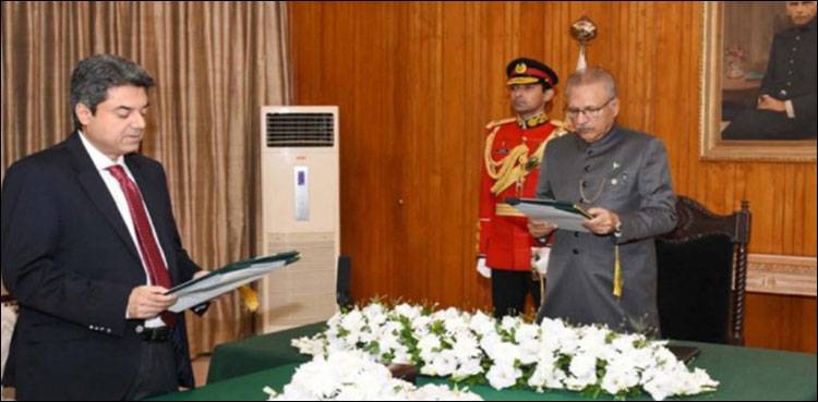 بیرسٹر فروغ نسیم نے تیسری بار وفاقی وزیر قانون کے عہدے کا حلف اٹھالیا