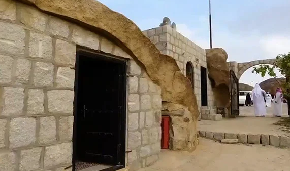 سعودی عرب کے غاروں کے قدیم مکانات میں سیاحوں کی دلچسپی