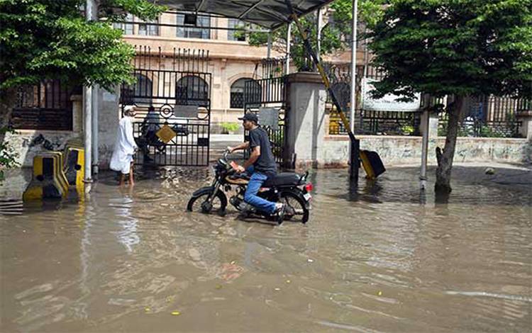 کراچی : بارش شہریوں کیلئے مصیبت بن گئی، شاہراہیں‌ زیرآب، پانی گھروں‌ میں‌ داخل