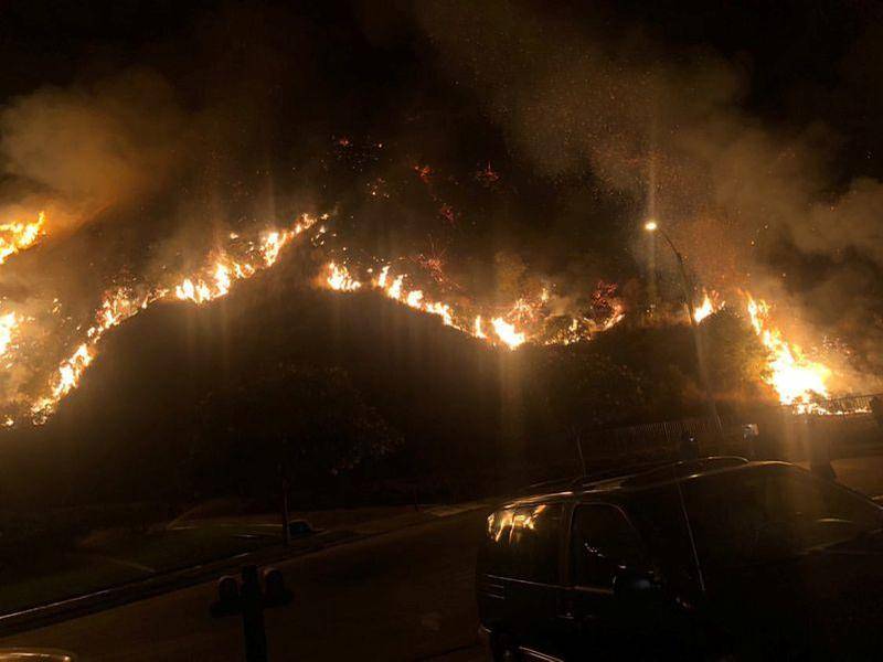 امریکی ریاست کیلیفورنیا میں جنگل کی آگ کے باعث ہزاروں افراد کا انخلا