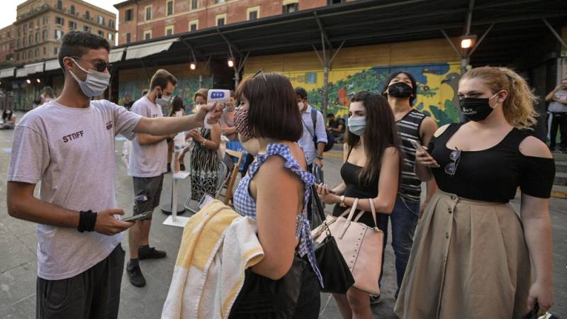 اٹلی، کورونا وائرس کے کیسز میں اضافہ، عوامی مقامات پر شام 6 تا صبح 6 بجے ماسک پہننے کا حکم جاری