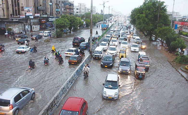 کراچی کی اہم شاہراہوں پر سیوریج کا پانی جمع، سڑکیں بیٹھنے سے ٹریفک بھی متاثر