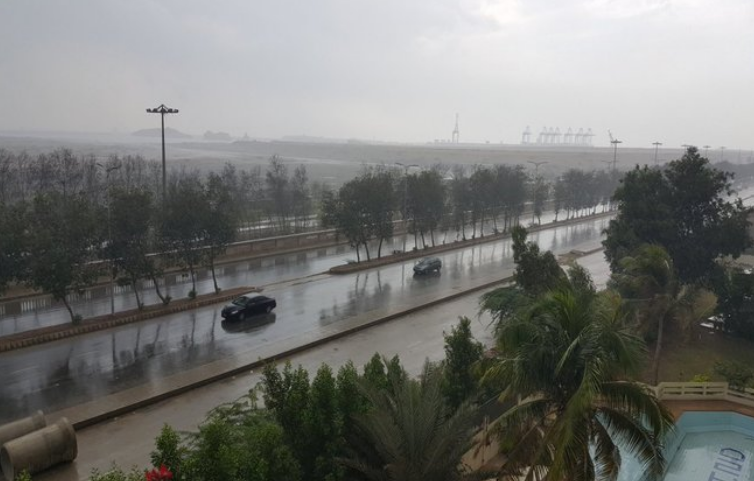 کراچی کے مختلف علاقوں میں بارش، موسم خوشگوار ہوگیا