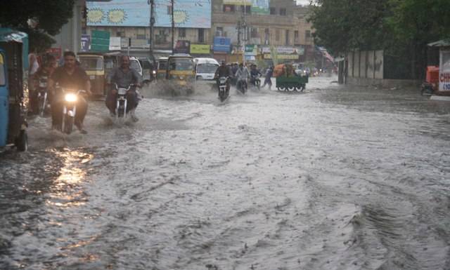 کراچی میں اتوار اور پیر کو بھی موسلا دھار بارش کا امکان