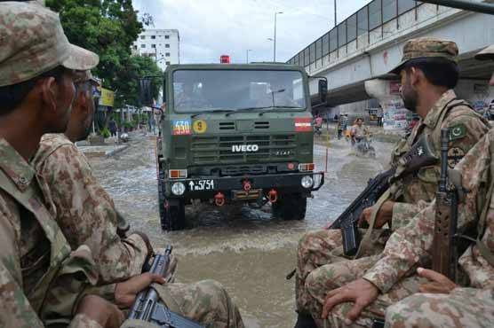 پاک فوج اور بحریہ کی کراچی کے متاثرہ علاقوں میں امدادی کوششیں جاری