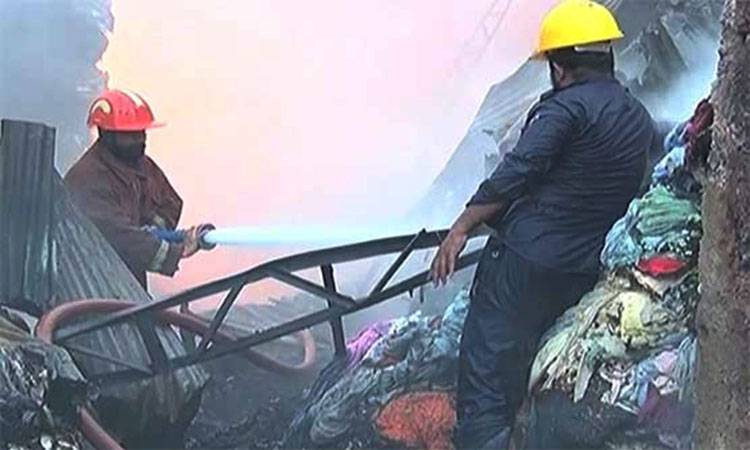 کراچی: کپڑے کے گوداموں میں آتشزدگی،فائر بریگیڈ نے ڈھائی گھنٹے بعد آگ پر قابو پالیا