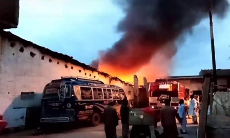 کراچی: کپڑے کے گوداموں میں آتشزدگی،فائر بریگیڈ نے ڈھائی گھنٹے بعد آگ پر قابو پالیا