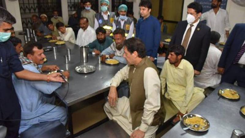 وزیر اعظم عمران خان کا  ترلائی میں  ماڈل پناہ گاہ کا دورہ,  پناہ گاہ میں مقیم افراد کے ساتھ کھانا کھایا