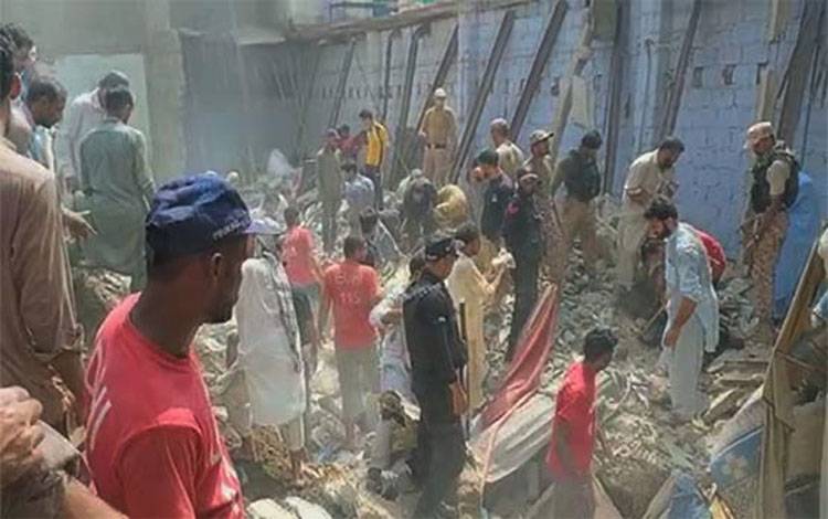 کراچی :ایک اور عمارت گر گئی، 1شخص جاں بحق،5زخمی