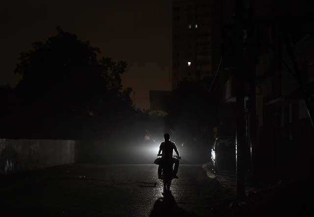 کراچی کے بیشتر علاقوں میں بدترین لوڈشیڈنگ، معمولات زندگی متاثر، شہری پریشان