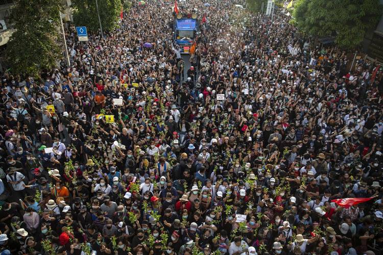 تھائی لینڈ، پابندی کے باوجود ہزاروں افراد حکومت کیخلاف سڑکوں پر نکل آئے