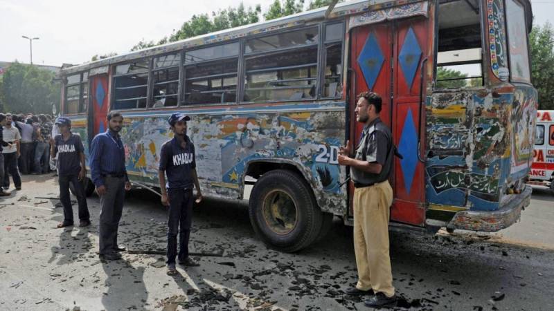 کراچی کی شیریں جناح کالونی میں بس کے قریب دھماکا، 6 افراد زخمی