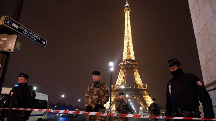 فرانس :ایفل ٹاور کے قریب بم کی اطلاع